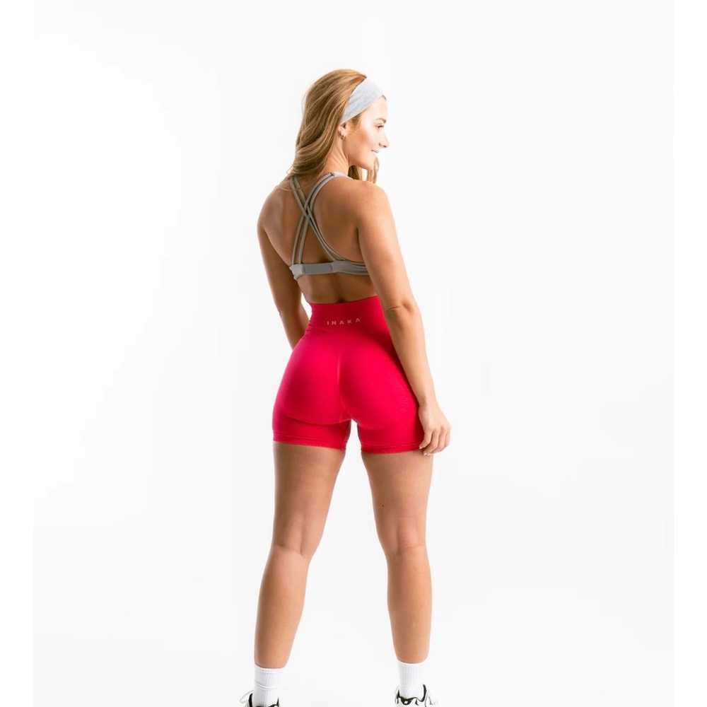 Inaka Performance
LUNA SHORTS - FLAMINGO